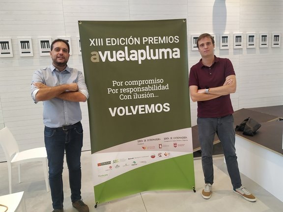 Sergio Martínez y Conrado Gómez, responsables de la Asociación Cutural Avuelapluma, en la presentación de los premios