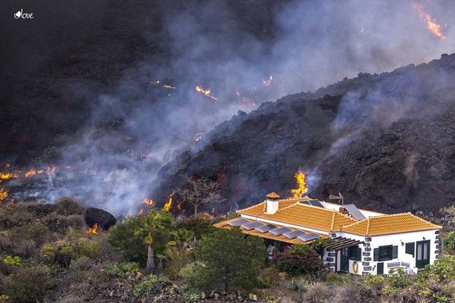 Una casa en mitad de la lava del volcán de La Palma queda a salvo de ser destrozada por la lava en la zona de El Paraíso, La Palma, a 21 de septiembre de 2021