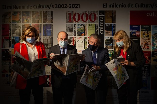 La alcaldesa Ada Colau, el ministro Miquel Iceta, el editor de La Vanguardia Javier de Godó y la consellera Natàlia Garriga, en la inauguración de la exposición del suplemento 'Cultura/s'