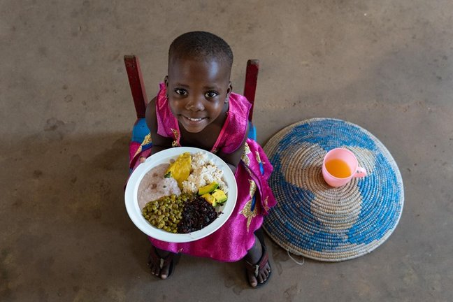 Menor de Uganda con un plato de comida