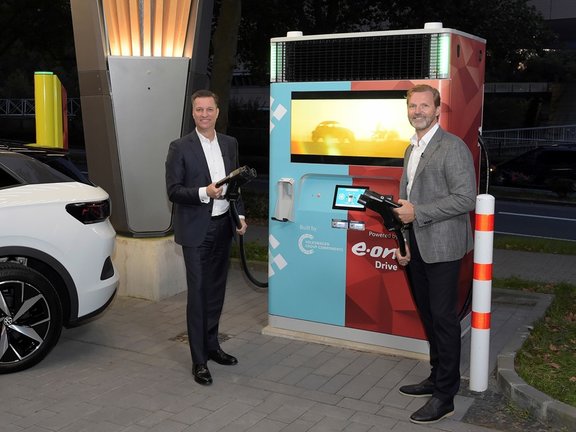 Thomas Schmall, Group Board Member for Technology (left), and Patrick Lammers, E.ON Board Member for Customer Solutions at the E.ON Drive Booster.