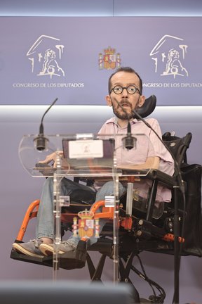 El portavoz de Unidas Podemos en el Congreso, Pablo Echenique, ofrece una rueda de prensa en el Congreso de los Diputados, Madrid, (España).