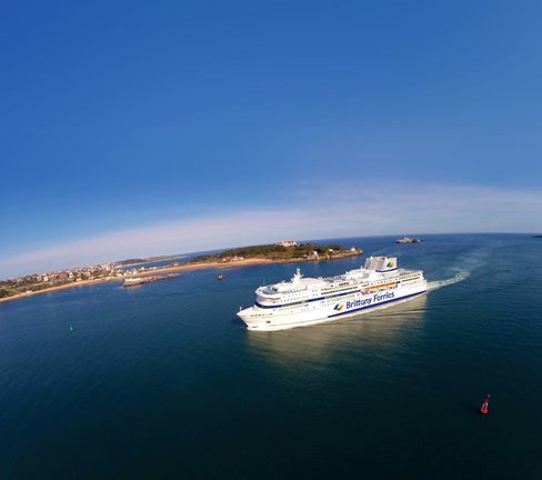 Un ferry entrando en Santander