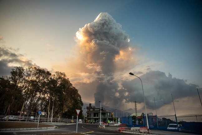 El volcán de ‘Cumbre Vieja’ emite una gran columna de ceniza, al amanecer, a 24 de septiembre de 2021, en El Paso