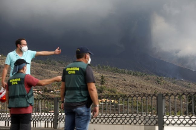Evacuan los barrios de Tajuya y Tacande (El Paso) por aumento de la explosividad del volcán