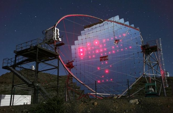 Archivo - Uno de los telescopios MAGIC situado en el Observatorio del Roque de los muchachos (La Palma)