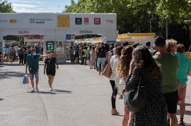 Fila de visitantes que acuden a la Feria del Libro de Madrid.