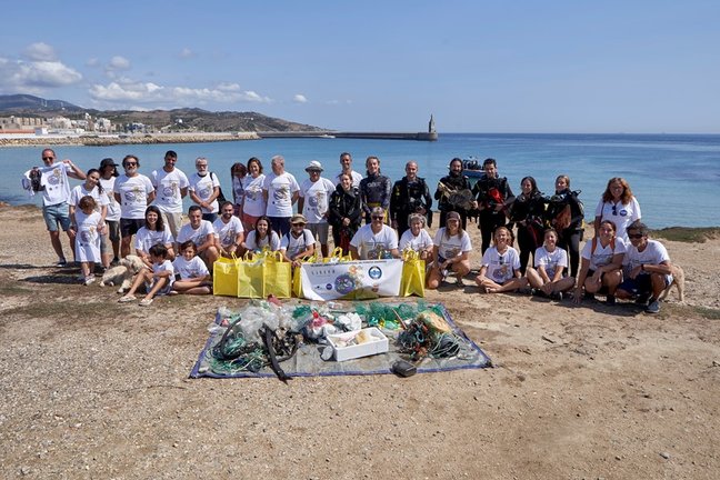 25.09.2021. Andalucía. Cádiz. Tarifa. Foto De Grupo De Los Voluntarios Que Han Participado En La Limpieza De Fondos Marinos En La Playa Chica De La Isla De Tarifa. Foto: Gogo Lobato.