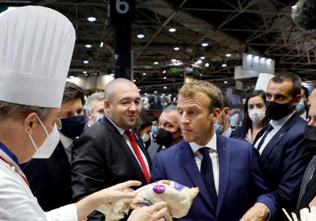 En el altercado, en el que el huevo rebotó en el hombro del presidente francés y no llegó a romperse, el autor fue detenido.