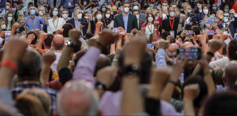 Los militantes levantan el puño en el Congreso Federal del PSOE.