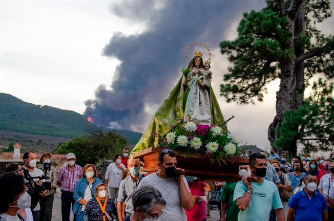 Procesión de la Virgen del Pino, en El Paso, con el volcán al fondo, para pedir su intercesión en favor del cese de la acción devastadora de este volcán cuando se cumple un mes de la erupción del Cumbre Vieja. EFE/Miguel Calero