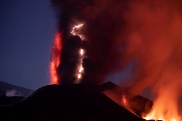 Imagen de una descarga de rayos sobre el cono del volcán de La Palma tomada en la loche del domingoEFE/José Juan Rodríguez Rocha