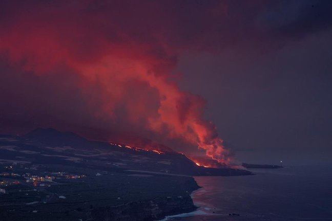Llegada de las coladas del volcán de Cumbre Vieja al litoral de Tazacorte formando el delta lávico y la emanación de gases al contacto de la lava con el agua. EFE/MIGUEL CALERO