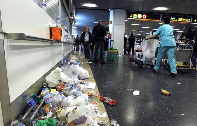 Papeles, envases vacíos, y otros desperdicios se acumulan en la terminales 1, 2 y 3 del aeropuerto Adolfo Suárez Madrid Barajas, en una fotografía de archivo. EFE/J. J. Guillén
