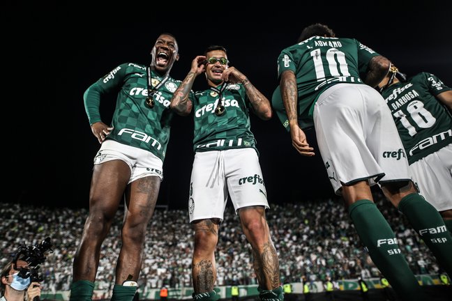 Jugadores de Palmeiras celebran tras vencer a Flamengo y ganar la Copa Libertadores hoy, en el Estadio Centenario en Montevideo (Uruguay). EFE/Juan Ignacio Roncoroni