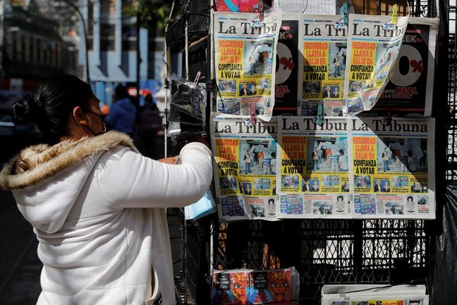 Una mujer vende periódicos este, 27 de noviembre de 2021, un día antes de las elecciones generales, en Tegucigalpa. EFE/Gustavo Amador