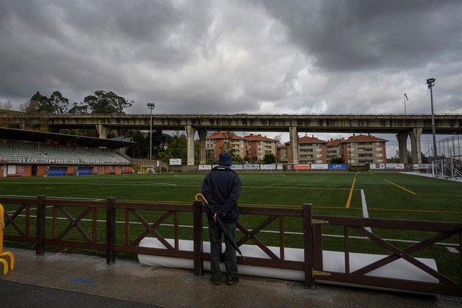 Un hombre obserba el campo de fútbol del Solares Medio Cudeyo, tras clasificarse para la primera fase de la Copa del Rey. EFE/Pedro Puente Hoyos