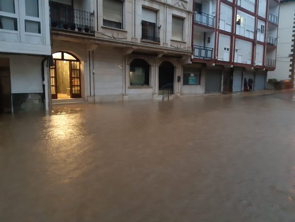 El río Asón se desborda en Ampuero, el Pas en Vioño y preocupa el Híjar, en Cantabria