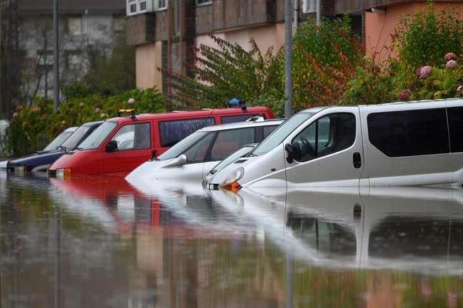Varios vehículos permanecen bajo el agua en el poligono industrial de Ampuero este lunes, debido a la crecida del río Asón.- EFE/Pedro Puente Hoyos