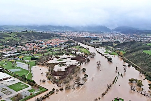 Vista de la localidad de Viveda donde el río se ha desbordado dejando imágenes como esta. / ALERTA
