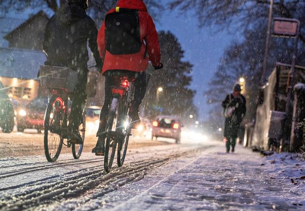 Varias personas pasean por una calle nevada de Aalborg, Dinamarca, hoy 1 de Diciembre. EFE