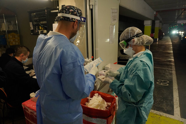 Varios sanitarios durante la realización de las PCR en Santander. / ALERTA