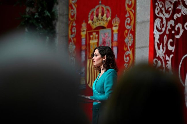 La presidenta de la Comunidad de Madrid, Isabel Diaz Ayuso, interviene en el acto celebrado con motivo del Día de la Constitución, este viernes en la Casa de Correos, en Madrid. EFE/ Fernando Villar