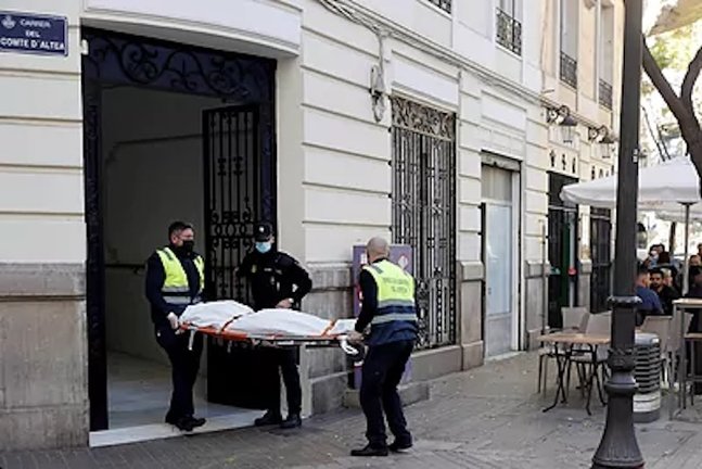 La policía retira el cadáver de Cristina del piso en el que fue asesinada.EFE