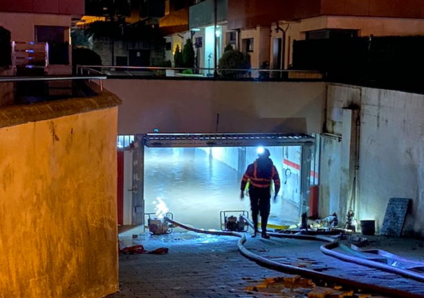 Bajos de garajes inundados en Oruña de Piélagos. / ALERTA