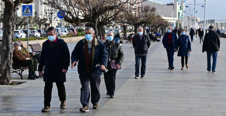 Varias personas transitan con mascarilla por el Paseo Pereda de Santander. / HARDY