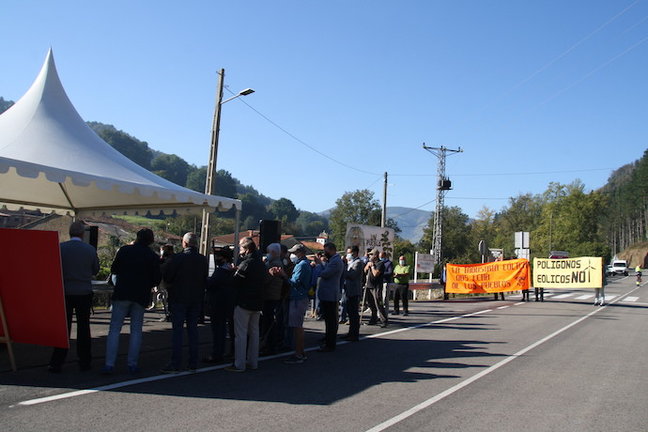 Anievas. inauguración  carretera Iguña- Toranzo en Anievas por Revilla el 13.10.21