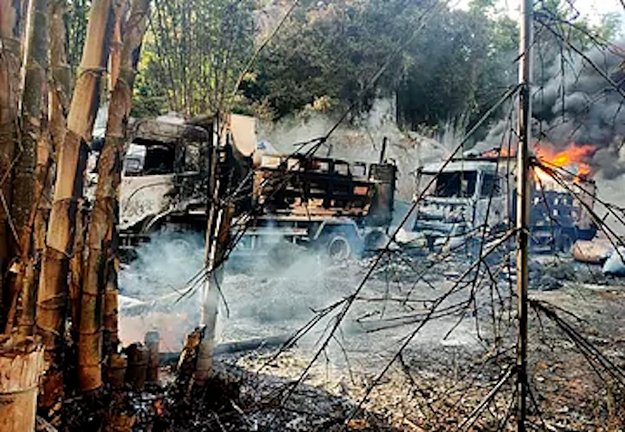 Vehículos calcinados en Kayah, donde las tropas mataron a decenas de aldeanos.AP