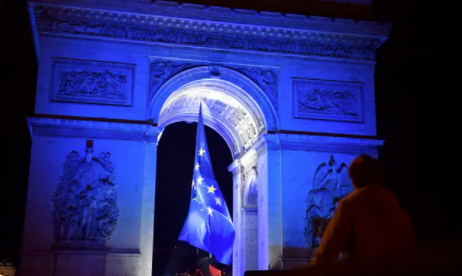 El Arco de Triunfo y otros puntos de referencia se iluminarán con luces azules durante el resto de esta semana. Fotografía: Julien de Rosa / AFP / Getty Images