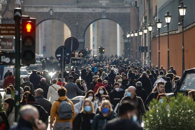 Numerosas personas caminan por la Via di Porta Angelica, en el centro de Roma, en una imagen de archivo. EFE/FABIO FRUSTACI
