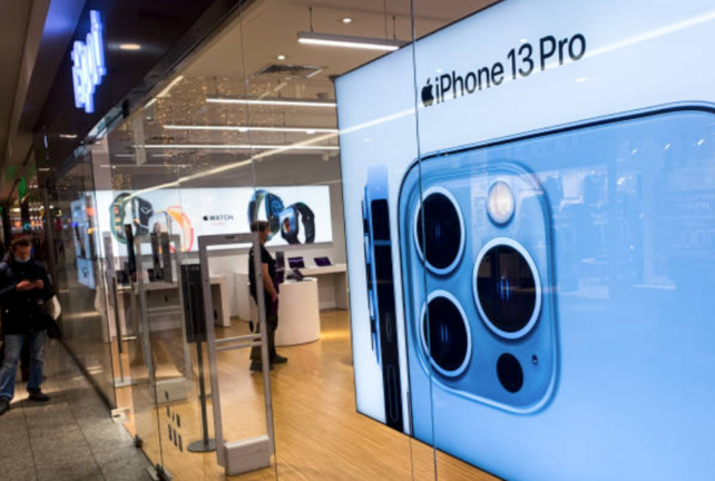Anuncio del iPhone 13 Pro se ve en iSpot en el centro comercial de Cracovia, Polonia, el 20 de diciembre de 2021. / Jakub Porzycki/NurPhoto vía Getty Images