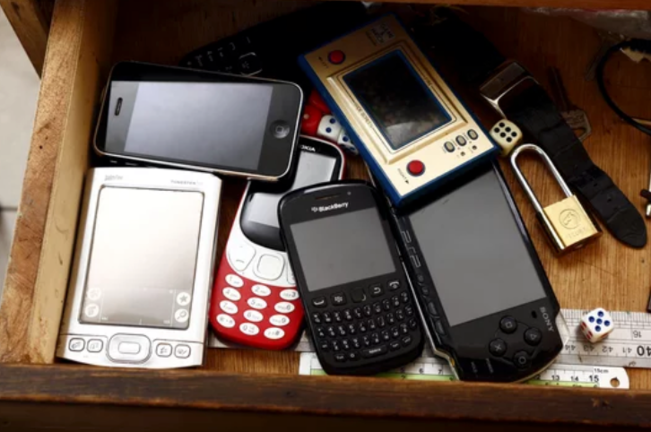 Un hombre utiliza su móvil de la marca Blackberry, en una fotografía de archivo.