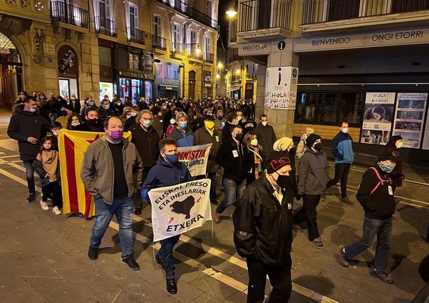 Un momento de la manifestación convocada por SARE para pedir el fin de la "política penitenciaria de excepción" que se aplica a los presos de ETA, que ha recorrido hoy sábado las principales calles de Pamplona. EFE/Villar López.