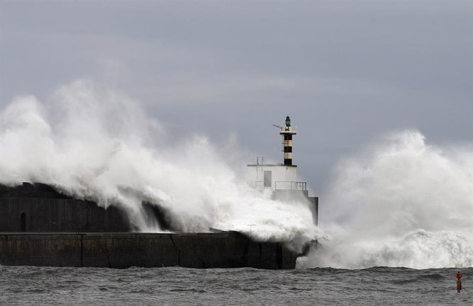 Vista del puerto de la localidad asturiana de Muros del Nalón donde este sábado se han producido olas de entre 4 y 5 metros de altura. EFE/Eloy Alonso