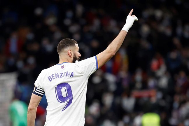 El delantero francés del Real Madrid, Karim Benzema, celebra el cuarto gol del equipo madridista durante el encuentro correspondiente a la jornada 20 de primera división que han disputado frente al Valencia en el estadio Santiago Bernabéu, en Madrid. EFE / Chema Moya.