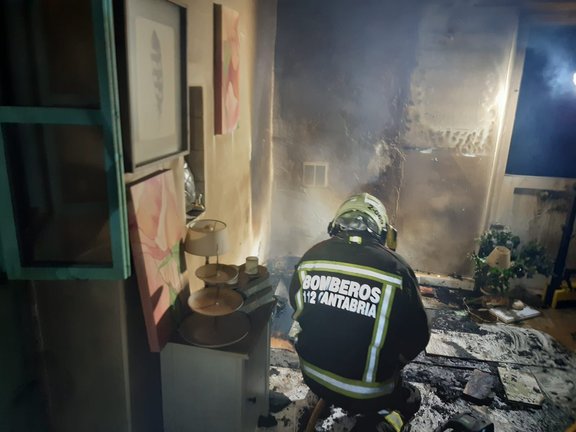 Los bomberos del Gobierno de Cantabria extinguieron anoche un incendio que se originó en la chimenea de un comercio de Ruente , que ha causado daños sin que haya que lamentar heridos.