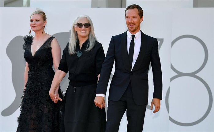 La actriz estadounidense Kirsten Dunst (i), la directora neozelandesa Jane Campion (c) y el actor británico Benedict Cumberbatch (d), de la película "The Power of the Dog", en una fotografía de archivo. EFE/Ettore Ferrari