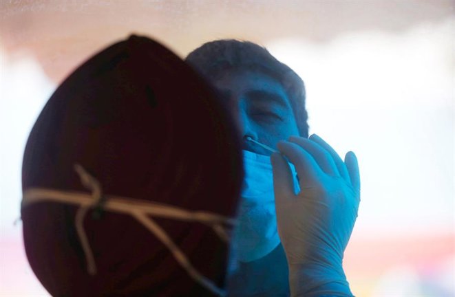 Una persona se hace un test de antígenos, en una imagen de archivo. EFE/EPA/FAROOQ KHAN