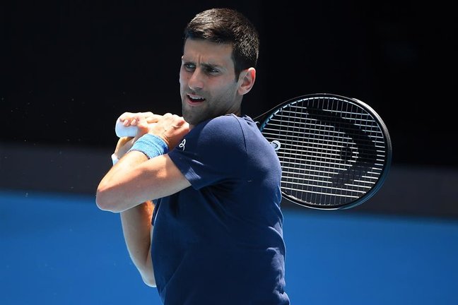 El tenista serbio Novak Djokovic entrenando en el Melbourne Park en Melbourne, Australia. EFE/EPA/JAMES ROSS AUSTRALIA AND NEW ZEALAND OUT