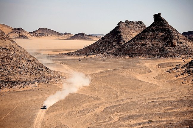 El piloto qatarí Al-Attiya Nasser y el copiloto francés Matthieu Baumel del equipo Toyota Gazoo Racing en acción durante la etapa 9 del Rally Dakar 2022 entre Wadi Ad Dawasir y Wadi Ad Dawasir, en Arabia Saudita, el 11 de enero de 2022. (Arabia Saudita, Catar) EFE/EPA/YOAN VALAT