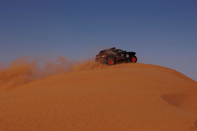 El piloto Stéphane Peterhansel y su copiloto Edouard Boulanger, compiten en la décima etapa del Rally Dakar 2022, este miércoles, entre Wadi Ad Dawasiri y Bisha EFE/Biel Aliño