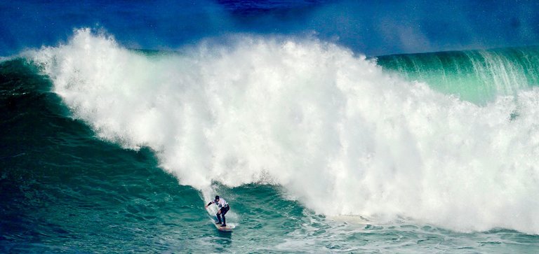 Un surfista cabalga la imponente ola en la costa de Santander. / Hardy