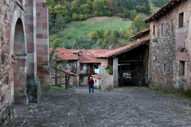 Un hombre por el pueblo de Carmona, Cantabria. / ALERTA