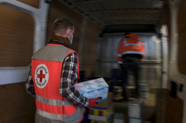 Dos personas realizando la labor de ayuda en la Cruz Roja. / FOTO ARCHIVO