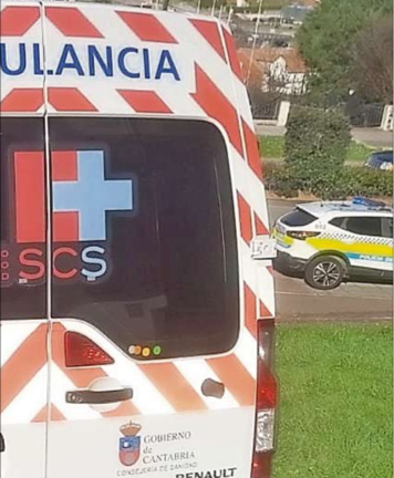 La ambulancia subida a la acera tras el accidente. / aLerta
