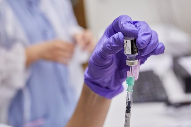 Una enfermera prepara la vacuna para un sanitario contra el coronavirus en un Hospital